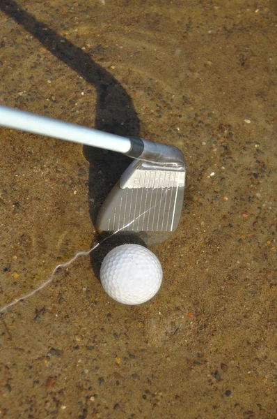 Golfbal en ijzer in een gevaar voor water — Stockfoto