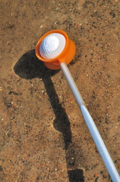 Получение мяча для гольфа из водной опасности — стоковое фото