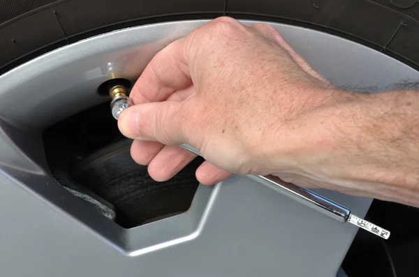 Comprobación de la presión de aire de un neumático — Foto de Stock
