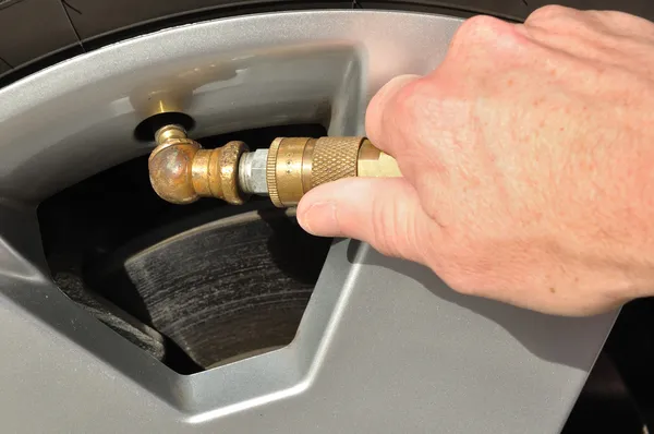 Llenar un neumático con aire — Foto de Stock