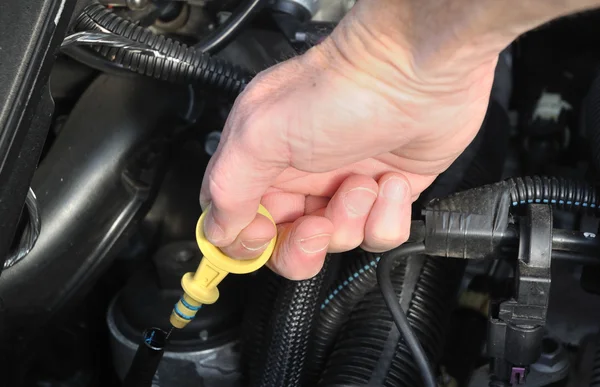 Comprobación del nivel de aceite de un motor de automóvil — Foto de Stock