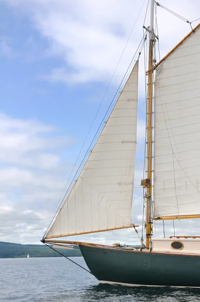 Jib, Foresail, and Wooden Mast of Schooner Sailboat — Stock Photo, Image