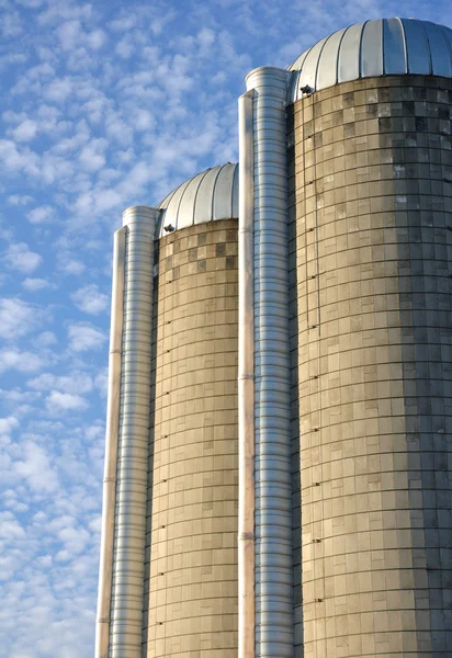 Twee concrete staafkerk silo 's — Stockfoto