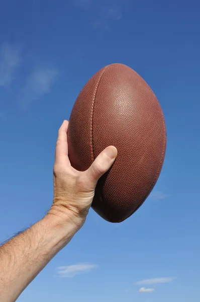 Jogador de futebol americano segurando a bola — Fotografia de Stock