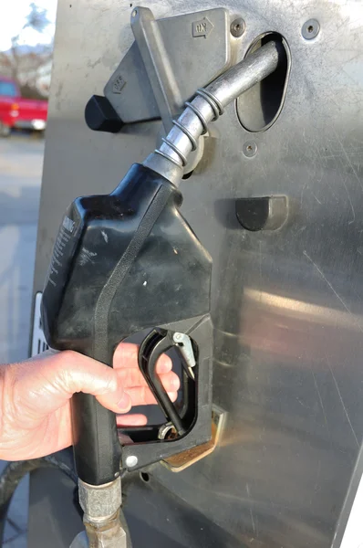 Rukou chytil hubici na benzinové pumpy — Stock fotografie
