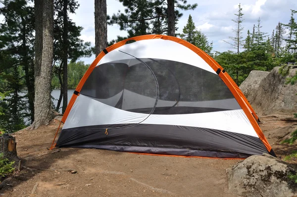 Zelt auf dem Campingplatz in der Wildnis — Stockfoto