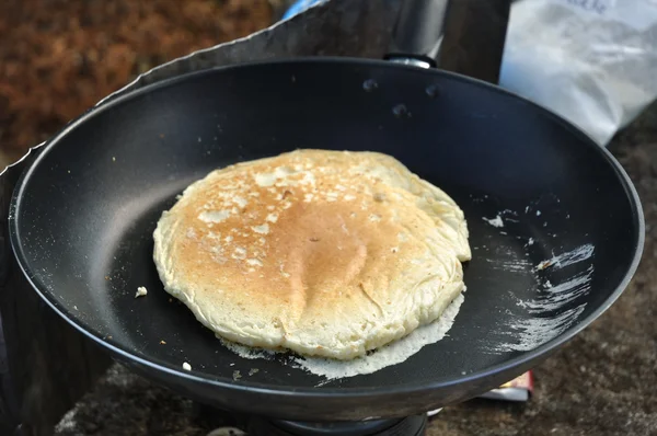 Cooking a Pancake at a Campsite — Stock Photo, Image