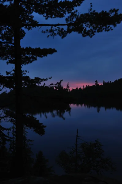 A távoli vadonban tó naplemente — Stock Fotó