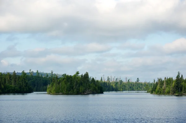 Morgon på en avlägsen vildmark sjö — Stockfoto