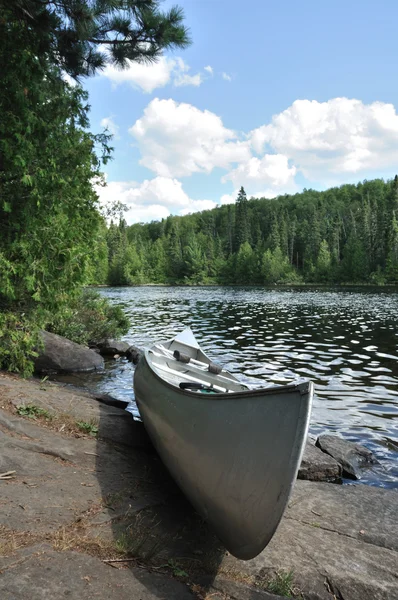 岸边的一个偏远的荒野湖独木舟 — 图库照片