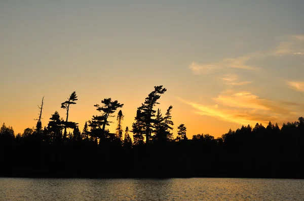 在一个偏远的荒野湖上的日落 — 图库照片