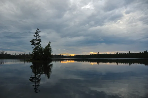 Isola panoramica su un lago selvaggio remoto al tramonto — Foto Stock