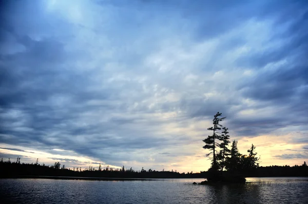 在黄昏的偏远的荒野湖景区岛 — 图库照片
