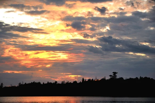 在偏远的荒野湖在日落的戏剧性天空 — 图库照片