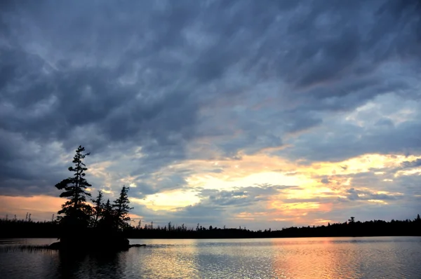 Isola panoramica su un lago selvaggio remoto con cielo drammatico — Foto Stock
