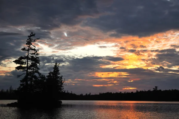 Isola panoramica su un remoto lago selvaggio al tramonto — Foto Stock