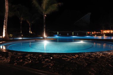 tropikal resort Yüzme Havuzu gece
