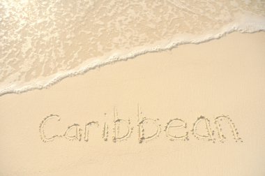 kum plajı üzerinde yazılı Karayipler