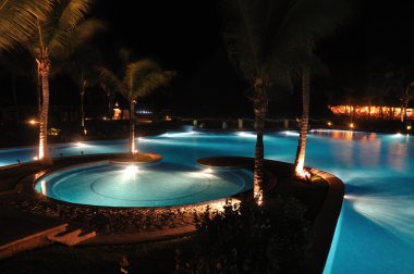 tropikal resort Yüzme Havuzu gece