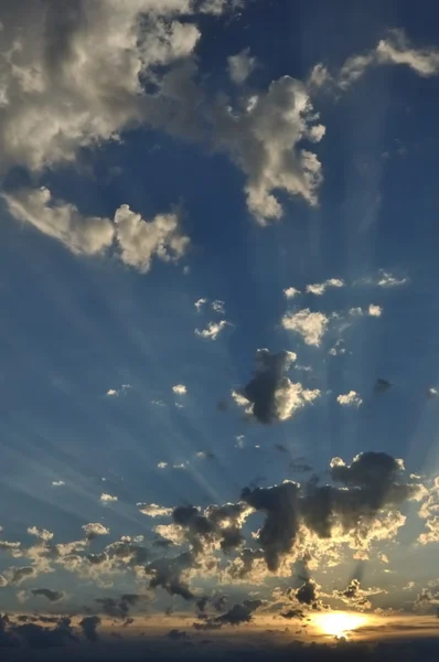 Sluneční paprsky přes mraky — Stock fotografie