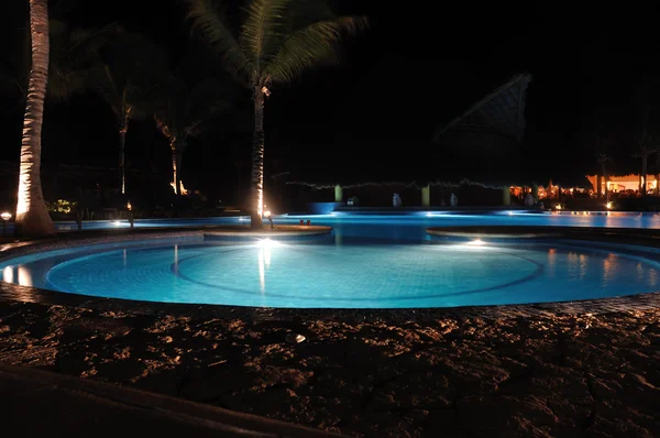 Tropický resort bazén v noci — Stock fotografie