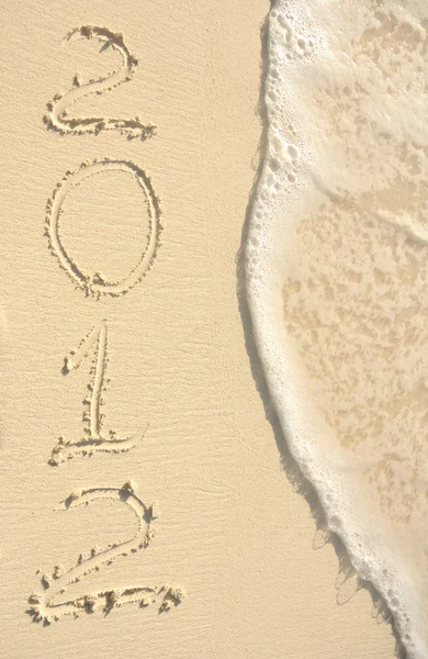 Kum plajı üzerinde yazılı 2012 yılı — Stok fotoğraf