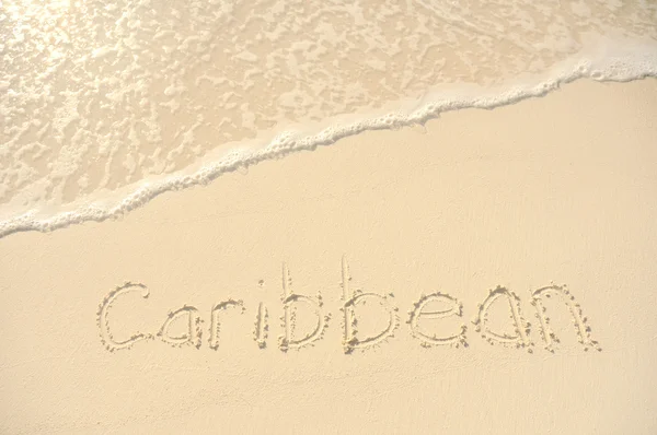 Caribisch gebied geschreven in het zand op het strand — Stockfoto