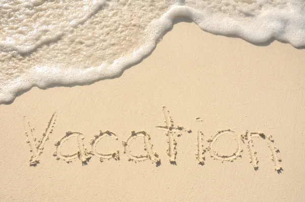 Kum plaj üzerine yazılmış tatil — Stok fotoğraf