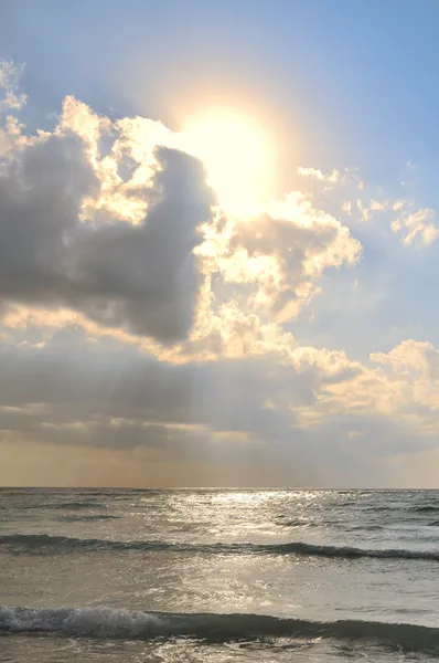Sunbeams Trough the Clouds Above the Ocean — Stock Photo, Image