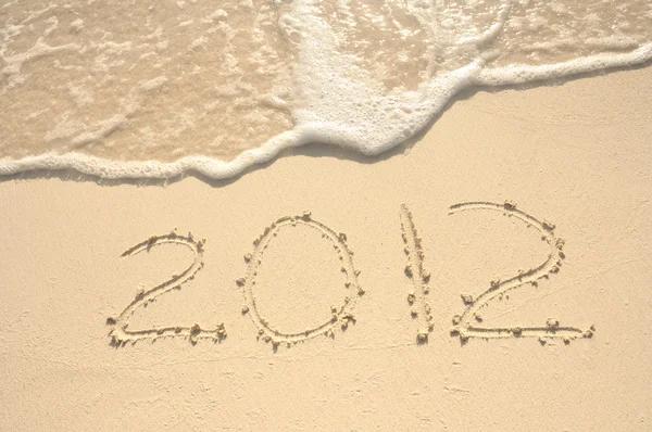 L'anno 2012 scritto in sabbia sulla spiaggia — Foto Stock