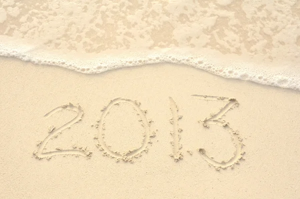 L'anno 2013 scritto in sabbia sulla spiaggia — Foto Stock