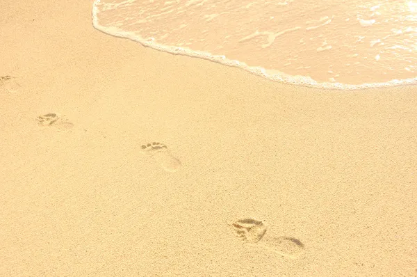 Следы на песке на пляже — стоковое фото