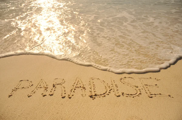 Paraíso escrito en arena en la playa — Foto de Stock