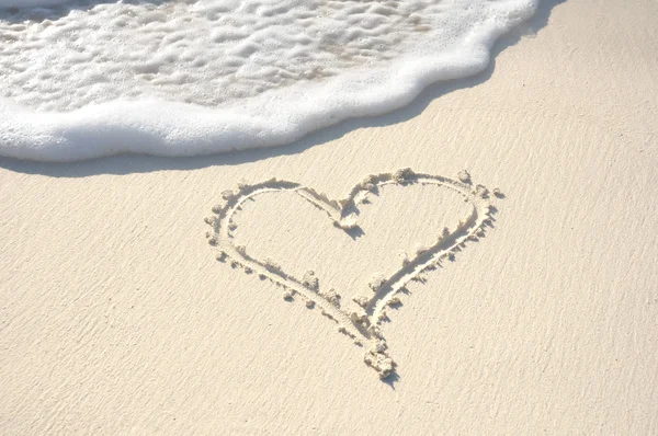 Plajda kuma çizilmiş kalp — Stok fotoğraf