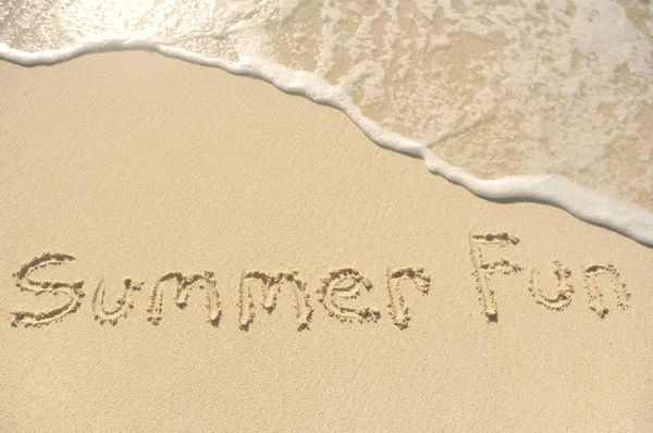 Diversión de verano escrita en arena en la playa — Foto de Stock