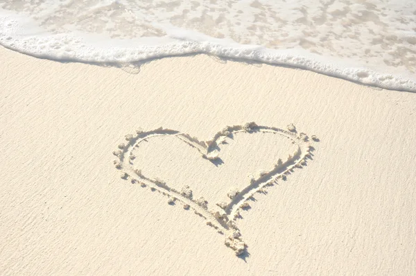 上海滩砂中绘制的心 — 图库照片