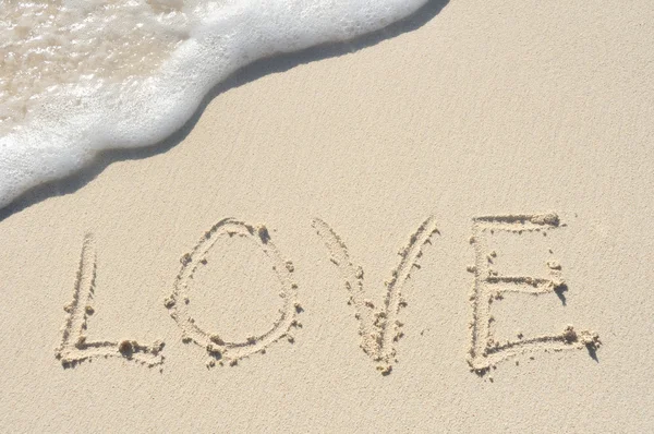 Amor escrito en arena en la playa —  Fotos de Stock