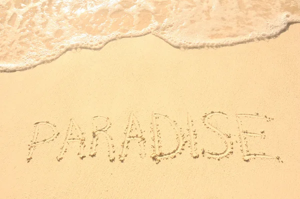 Paradijs geschreven in het zand op het strand — Stockfoto