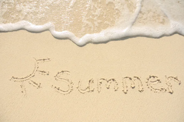 Sommaren skriven i sand på stranden — Stockfoto