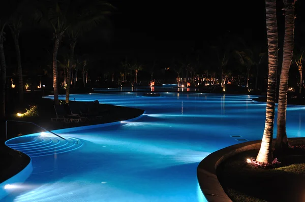 Tropiska resort swimmingpool på natten — Stockfoto