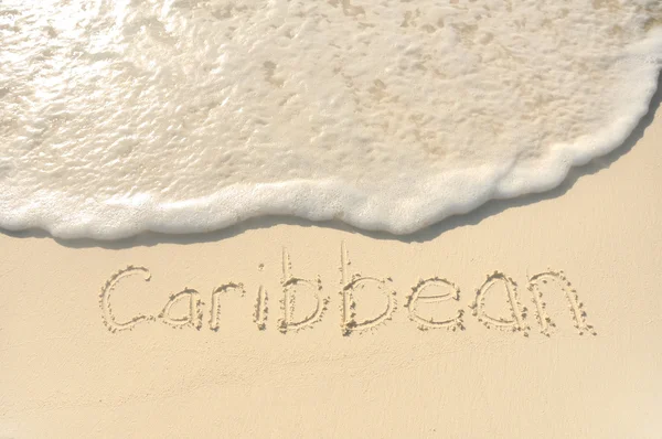 Karibien skriven i sand på stranden — Stockfoto