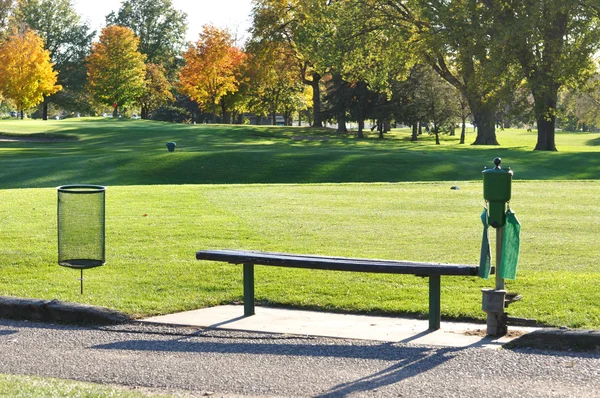 Golf tee box och bänk — Stockfoto