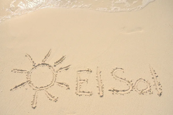 El Sol Escrito em Areia na Praia — Fotografia de Stock