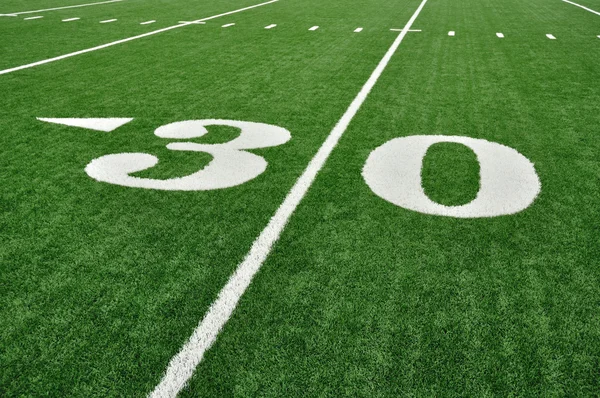Treinta líneas de yarda en el campo de fútbol americano — Foto de Stock