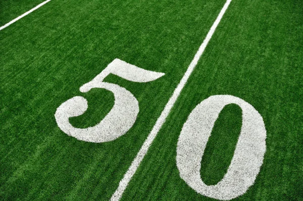 Vista de Acima de Fifty Yard Line no campo de futebol americano — Fotografia de Stock