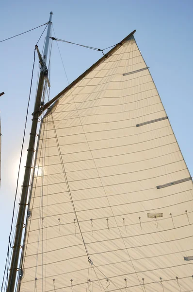 Grootzeil en houten schoener zeilboot mast — Stockfoto