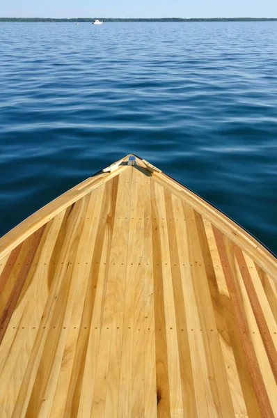 Holzstreifen Bugdeck von Holzboot — Stockfoto