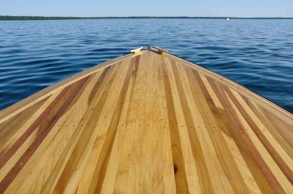 Dřevěné, palubky přední palubě dřevěné lodi — Stock fotografie