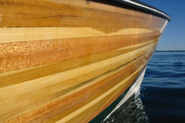 Trä strip båt — Stockfoto