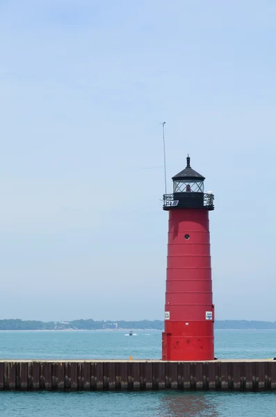 Красный стальной маяк — стоковое фото